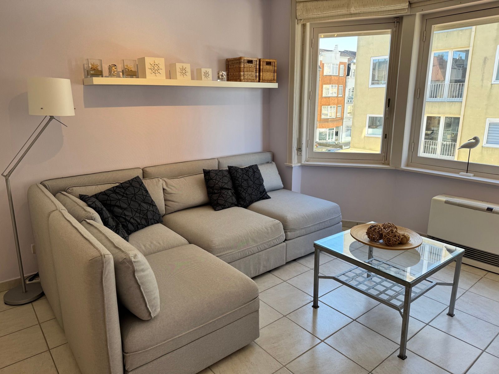 Salon lumineux avec canapé et décoration