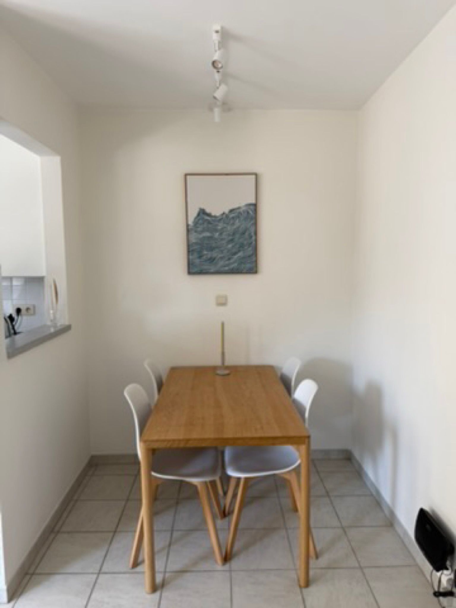 Coin repas avec table pour 4 personnes