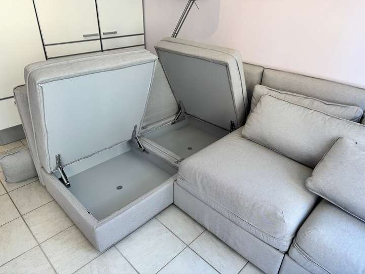 Canapé d’angle avec coffre de rangement intégré dans l’appartement Charm 202 en location saisonnière