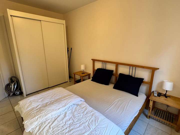 Chambre double avec lit confortable et rangement dans l’appartement de vacances Charm 202 à la mer