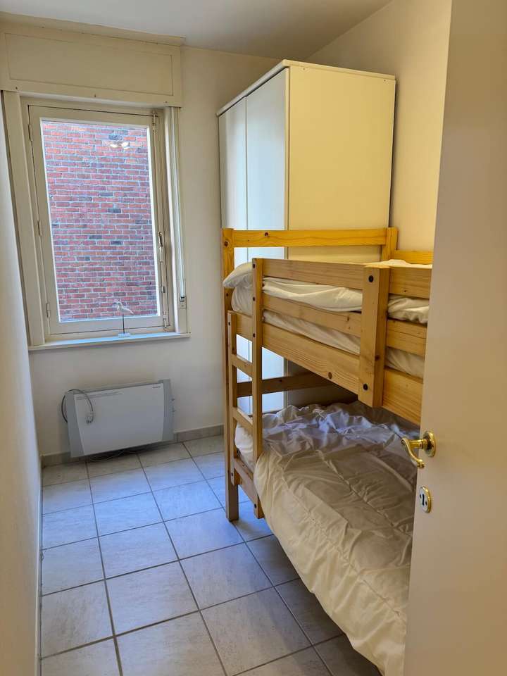Chambre pour enfants avec lits superposés en bois dans l’appartement de vacances Charm 202 à la mer