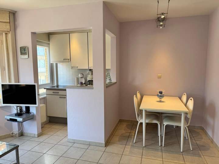 Cuisine ouverte sur coin repas dans l’appartement Charm 202 à louer à la mer
