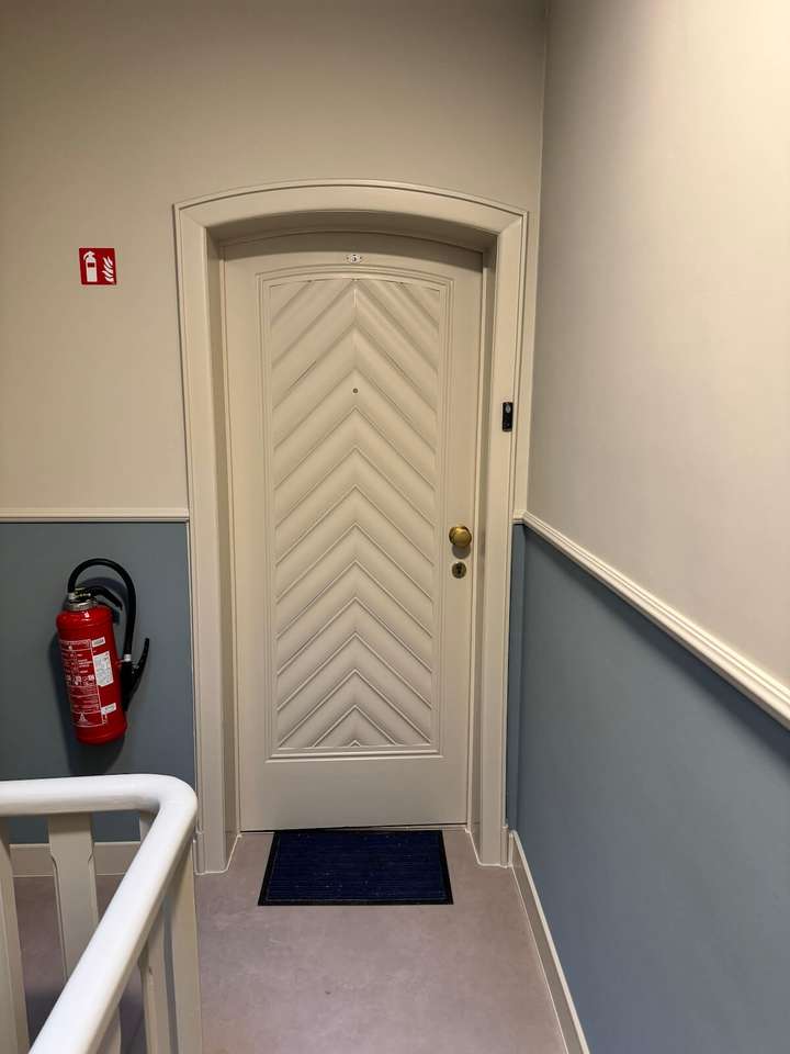 Entrée de l'appartement de vacances Charm 202 à la mer, avec porte sécurisée et design soigné