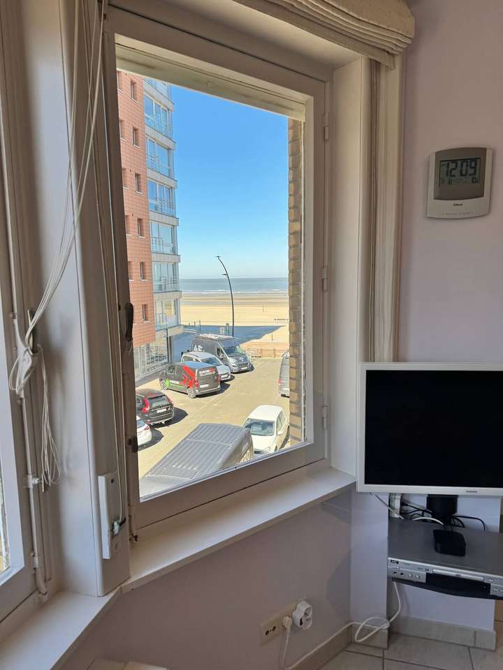 Vue latérale sur la mer depuis l’appartement de vacances à La Panne, avec accès direct à la plage