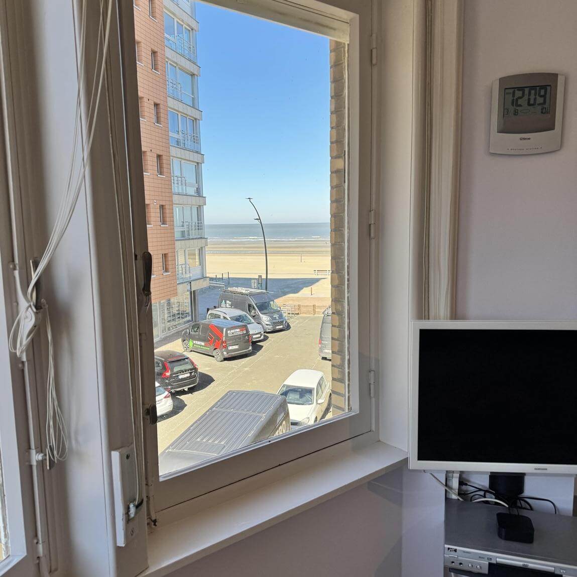 Vue latérale sur la mer depuis le salon de l’appartement Charm 202 à La Panne