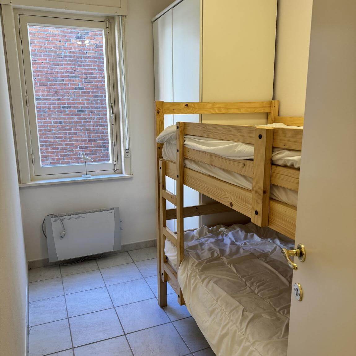 Chambre secondaire avec lit superposé dans l’appartement Charm 202 à La Panne