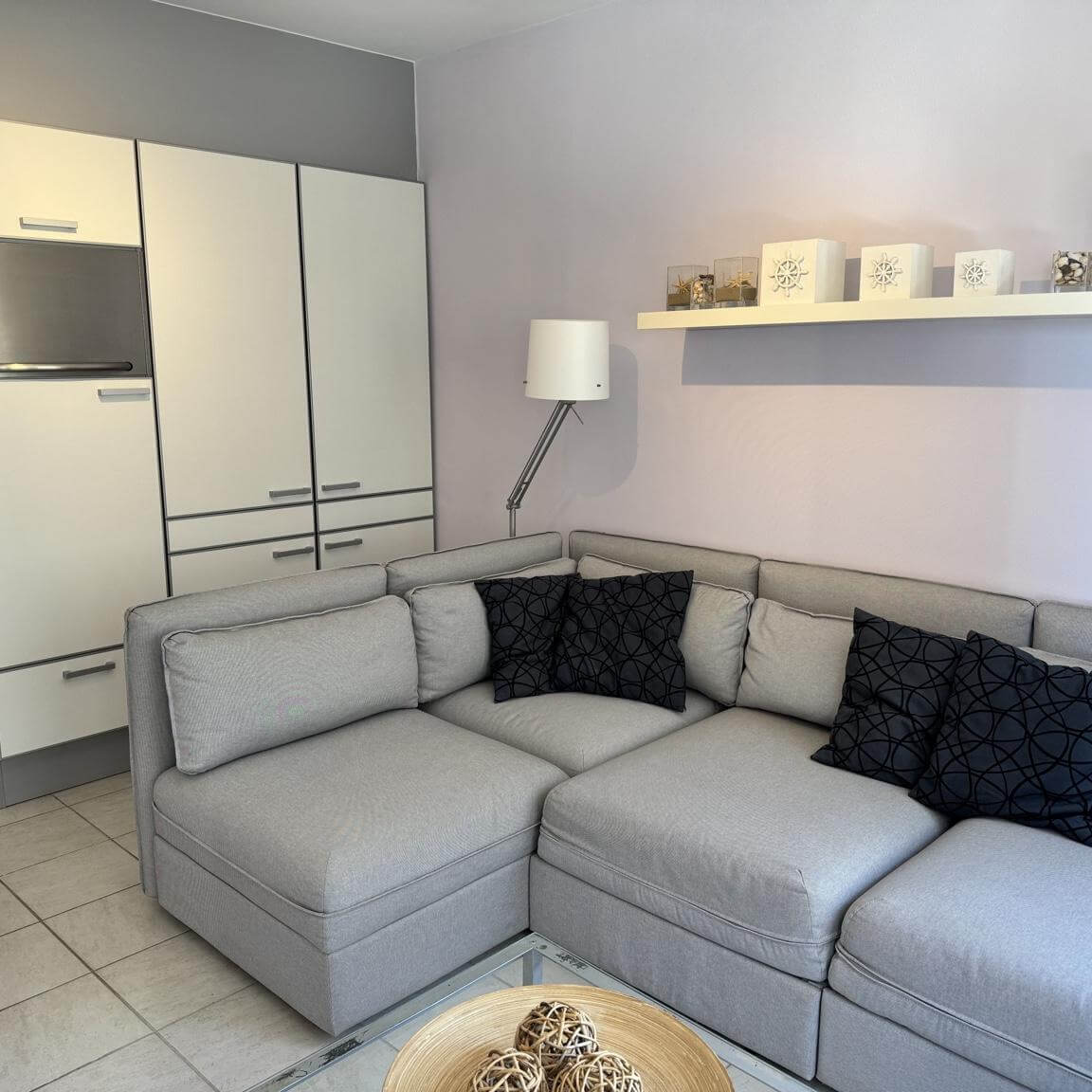 Salon lumineux et fonctionnel de l’appartement de vacances Charm 202 à La Panne