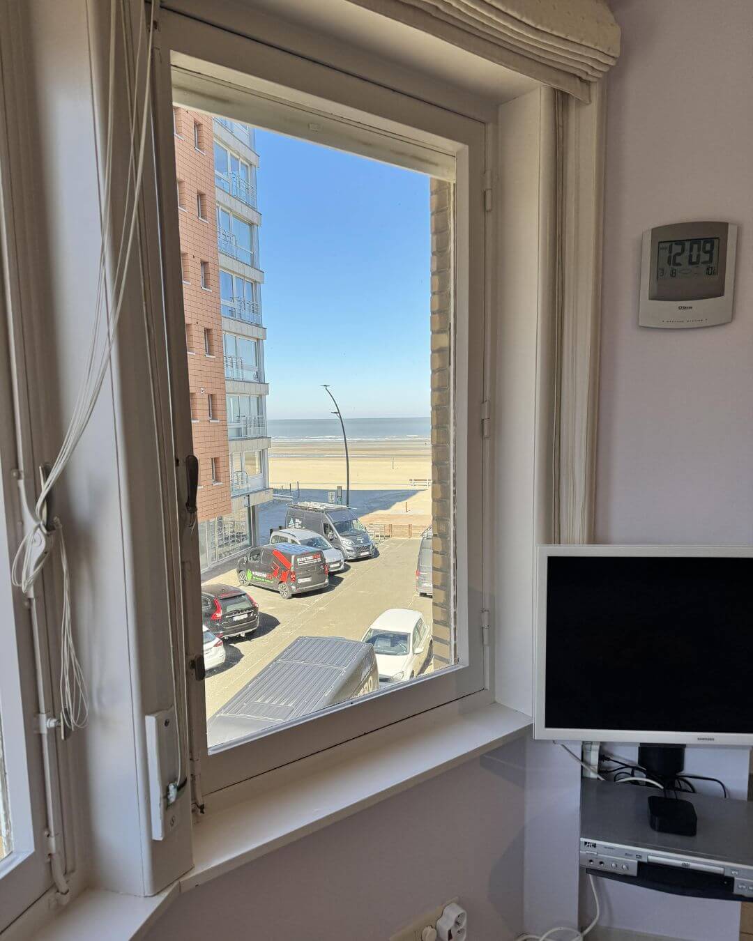 Vue latérale sur la mer depuis le salon de l’appartement de vacances Charm 202 à La Panne